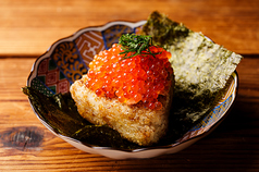 鮭ハラスとイクラの焼きおにぎり