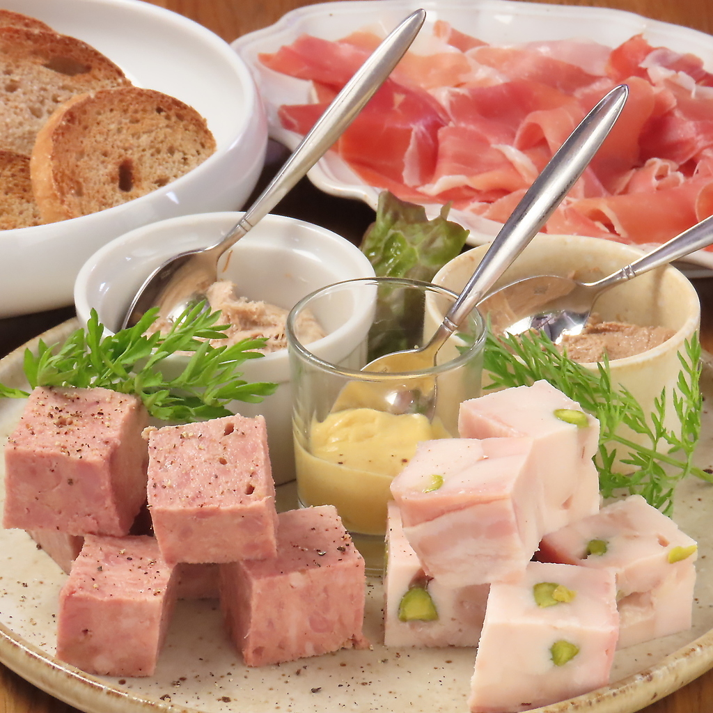 シャルキュトリー（肉の洋風おつまみ）や当店自慢のステーキの味を、是非一度お召し上がりください！