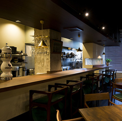 全4席のカウンター席で、出来立ての料理を五感で味わうことができます 。落ち着いた大人の雰囲気の中、調理の音や香りを楽しみながら、シェフのこだわりが詰まった一皿を 。上質な赤身が特徴のとやま和牛ランプステーキなど、ワインと相性の良い料理をお酒のお供にお楽しみください 。