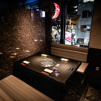 宴会対応の広々完全個室完備