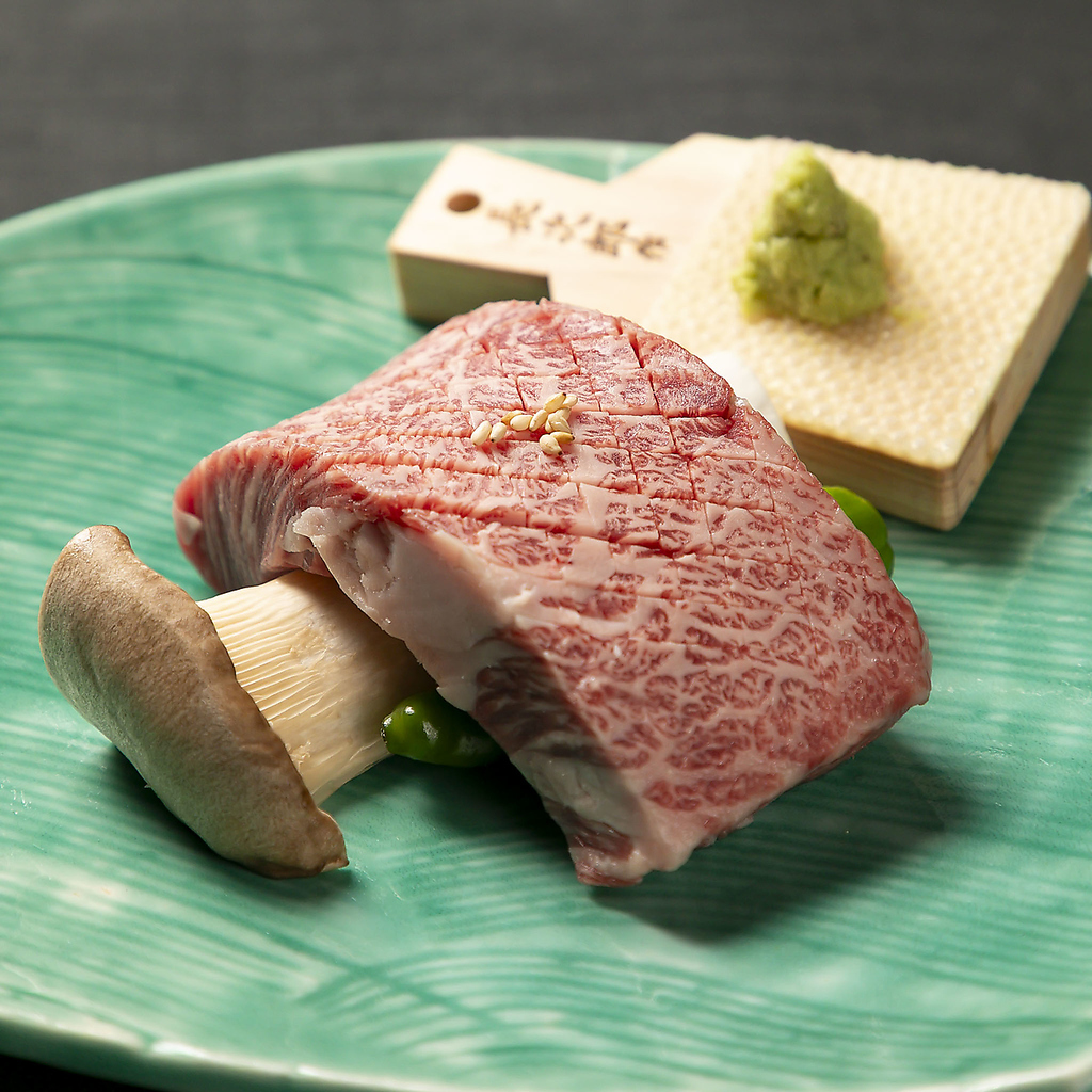 肉質がやわらかく脂身が多過ぎず くどくない、お肉のいいところを存分に味わえる部位です。