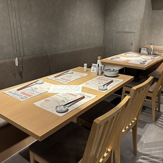 新宿で気軽に美味しい海鮮とお酒を楽しめる使い勝手の良い空間には、4名様用のテーブル席を多数ご用意しています!気さくな集まりをしっかりと後押しします。