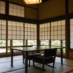 『佳友の間』　明治期築、八畳のお部屋です。二面の障子の向こうには風情あふれる庭園が広がっています。