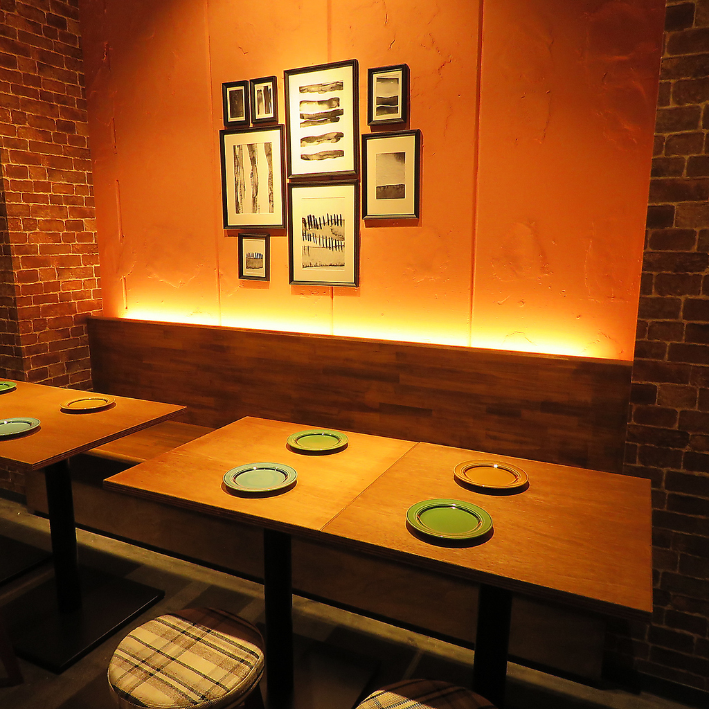 暖かな木目調の内装と、落ち着いた店内の雰囲気で、ごゆっくりとお食事をお楽しみ頂けます。