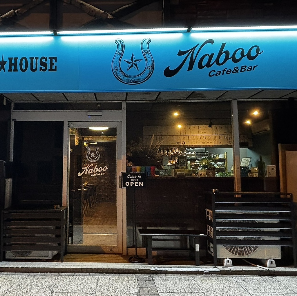 アメリカのパブをモチーフにした外観。3・6街や買い物公園通りから近く、お仕事帰りや休日利用に最適