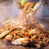 独自開発の極太麺で味わう鉄板焼きそば