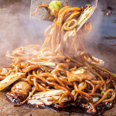 独自開発の極太麺で味わう鉄板焼きそば