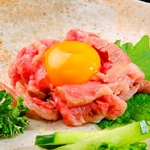 【おすすめ2】ローストとろユッケ 1848円 ローストした肉に卵黄が絡まり美味しさが際立つ一品です。