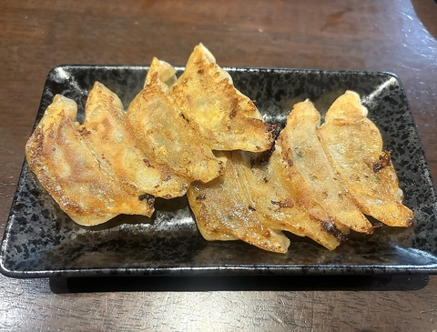 美味しい餃子とワイワイしながら時間を☆