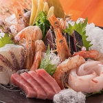 季節の旬魚を使用！直送鮮魚の刺身盛り合わせはご宴会を盛り上げる贅沢な一品です！