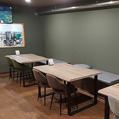 店内奥には、広々としたテーブル席を3席ご用意しております。席間もゆったりと確保しているため、くつろぎながらお食事をお楽しみいただけます。