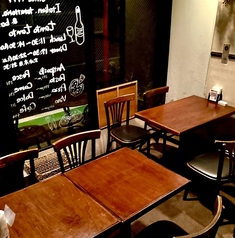 窓側テーブル席。最大8名様まで対応