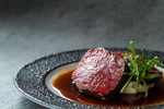 愛知ブランド『知多牛‐響‐』を低温でじっくり調理。肉の旨味を存分に味わえます。
