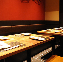 人数に応じてレイアウト変更ができるテーブル席は、各種ご宴会に最適。炭焼き料理を囲みながら、気兼ねなく会話を楽しめます。会社の集まりや仲間同士の飲み会まで、盛り上がるひとときを演出します。