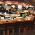 お一人様やカップルに人気のカウンター席。広いテーブルで職人の技を眺めながら、自慢の寿司や日本酒をご堪能ください。