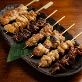 一本ずつ丁寧に串打ちし、絶妙な火入れで焼き上げる職人技が光る自慢の串焼き。厳選した鶏肉の部位ごとの異なる食感とジューシーな旨味、そして口いっぱいに広がる香ばしい炭の香りが食欲をそそります。木の温もり感じる落ち着いた和の空間で、お好みの一本を、種類豊富な地酒や銘柄焼酎ととも心ゆくまでご堪能ください。