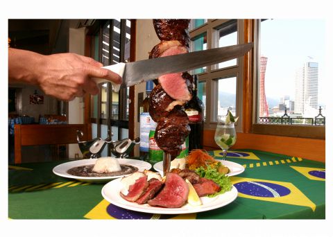 ブラジル人スタッフが豪快に陽気にお肉を切り分けます。