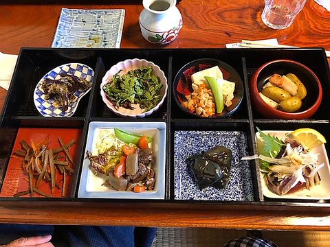 地元の幸がふんだんの食事が魅力。彩り豊かな三喜遊ランチもお召し上がりください