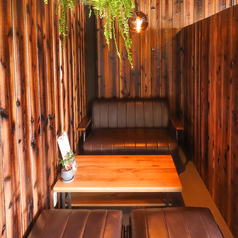 隠れ家的空間でゆったりお寛ぎいただけるソファー席