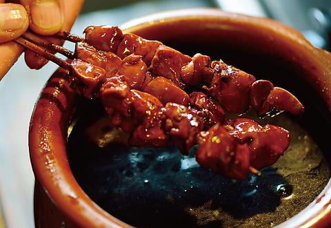 備長炭で丁寧に焼き上げる焼鳥と旨味広がる博多水炊きが自慢◎