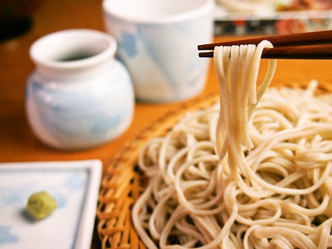 素材にこだわった本格的な手打ち蕎麦の美味しさを、たっぷり堪能できる店。