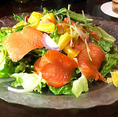 スモークサーモンと季節の柑橘のサラダ