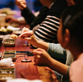 小さなお子様（乳児・未就学児）から小学生まで、ご家族連れでのご来店も大歓迎です◎お子様メニューもご用意しており、ベビーカーでの入店も可能です。テーブル席や半個室で、皆様でのお食事をお楽しみください。