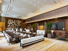 天井の高い開放感ある空間に、柔らかな照明と洗練されたインテリアが調和するホテルラウンジ。席の間隔もゆったりと配され、都会にありながら静けさに包まれる大人の隠れ家。ひとり時間から大切な人との語らいまで、上質なひとときを過ごせます。