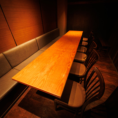 【団体様用テーブル席】大人数でもご利用いただけるテーブル席をご用意。2名様からご案内可能で、ご予約いただければスムーズにお席をご確保いただけます。靴を脱いでゆったりとくつろげる空間で、女子会や合コン、ご友人との飲み会、会社宴会など様々なシーンに対応。心地よいひとときをお過ごしください。