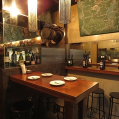 入り口そばのハイテーブルはペット同伴可。空き状況はお電話のみの受付となります。