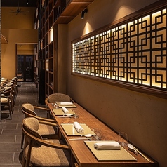 1辺が壁についている変形のテーブル席