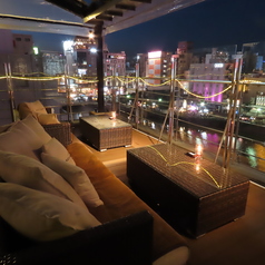 【5階】ロケーション抜群！屋上テラスは、ここでしか体験できないパノラマ夜景が広がります。防寒も完璧！ヒーター、電気毛布なども完備で、寒さを感じることなく夜景を楽しめます★