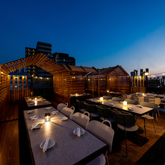 屋上テラス席を丸ごと貸切OK♪開放感溢れる自慢のビアガーデン！各種ご宴会・店舗まるごと貸し切りは100名様まで可能！人数や予算も直接ご相談ください！フロアも全体見渡せるので使いやすいレイアウトとなっております！