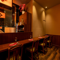 木目の温もりを感じるカウンター席は、お一人様やデートに最適。シャンデリアの柔らかな光に包まれ、料理やドリンクを気軽に楽しめます。非日常を感じる贅沢なひとときをぜひ。