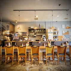 落ち着いた雰囲気が漂う大衆居酒屋として、ほどよい活気と安心感のある空間が魅力。木の温もりを感じるカウンターで、ゆっくりと料理やお酒を楽しめます。騒がしすぎず、気取らず過ごせる大人の憩いの場です。