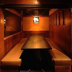 【少人数向け半個室】靴を脱がずにくつろげる気軽さで人気の半個室です。当店の半個室は、デートやサク飲みにも最適。さらに、各種ご宴会にぴったりな飲み放題付きコースも、リーズナブルなプランから豪華な内容まで豊富に取り揃えております。ご予約・ご相談はお気軽に店舗へお問い合わせください。