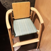 【お子さま椅子】お子さまが安心して座れる椅子をご用意しています。ご利用の際はお申し付けください♪