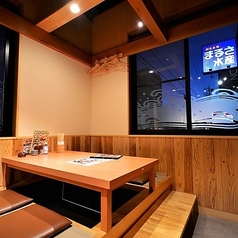 靴を脱いでゆったりとお寛ぎいただけます。