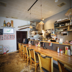 落ち着いた雰囲気が漂う大衆居酒屋として、ほどよい活気と安心感のある空間が魅力。木の温もりを感じるカウンターで、ゆっくりと料理やお酒を楽しめます。騒がしすぎず、気取らず過ごせる大人の憩いの場です。