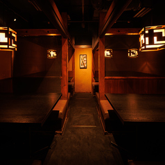 【2～4名様向け半個室】大切なひとときをゆったりとお過ごしいただける、プライベート感を重視した完全個室をご用意しております。周囲を気にせずお食事や会話を楽しめるため、デートや記念日、特別な日のご利用にも最適。落ち着いた雰囲気の中で、心地よい時間をお過ごしいただけます。ご予約・ご相談もお気軽に。