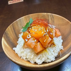 サーモンユッケ丼