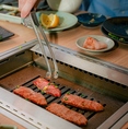 店内全域でご利用いただける無料の高速Wi-Fiを完備しております。極上肉や人宿町の美しい夜景の写真・動画のSNS投稿もスムーズ。ビジネスのご会食時におけるちょっとした通信や、貸切パーティーでのスマートなネット環境としてもストレスなくご活用いただけます