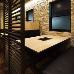 【ボックスシート】4名席を3つご用意しております。壁の天然石の凹凸に間接照明の光がランダムに照らされ、落ち着いた空間を演出します。