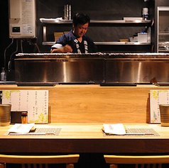 塩加減や焼き色など、さりげなくお好みを汲み取り調整。カウンターだからこそできる、細やかな対応で満足度を高めます。