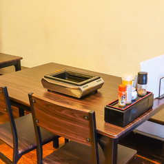 ご家族やご友人との団らんに最適なテーブル席です◎4名掛けを3卓ご用意しており、グループでのご利用にも対応いたします。賑やかにお肉を焼けば、会話も弾むこと間違いなし♪ゆったりとした配置で、周囲を気にせずお食事をお楽しみいただけます。