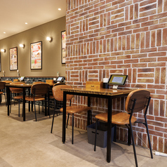 【2名様用テーブル】デートや親友とのランチにぴったりな2名様用のお席です。隣を気にせず会話を楽しめる配置を心がけており、プライベートな時間を大切にしたい時におすすめ♪リラックスした空間で、美味しいイタリアンを囲みながら素敵なひと時をお過ごしください。