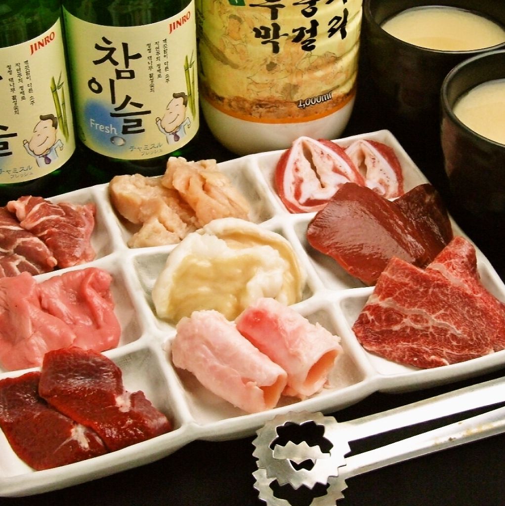 ホルモン盛り合わせ。ホルモン9種類を堪能できるオススメの逸品♪1480円（税込1598円）。