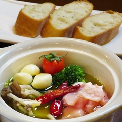 地頭鶏きのこ丸にんにくのアヒージョ