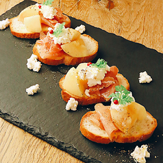 季節のフルーツと生ハム自家製リコッタチーズのブルスケッタ