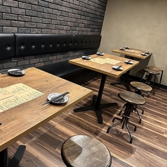 《女子会・宴会シーンに最適なアットホーム空間》店内奥に構えるお席は3名～最大15名様でご利用頂けるテーブル席。2名様のご利用から、4～6名、10名様など様々なパターンでお席を設定させて頂きます♪気軽に貸し切り宴会ができます。貸し切りは最大25名様までOK。お気軽にお問い合わせください♪